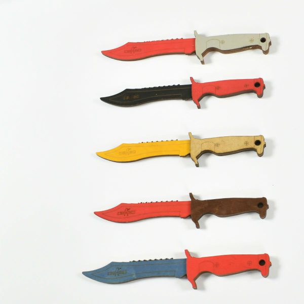 Drewniany kolorowy nóż karambit 29 cm - różne kolory